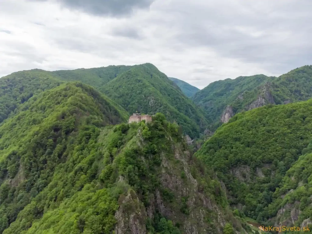 Poloha hradu Poenari s vtáčej perspektívy