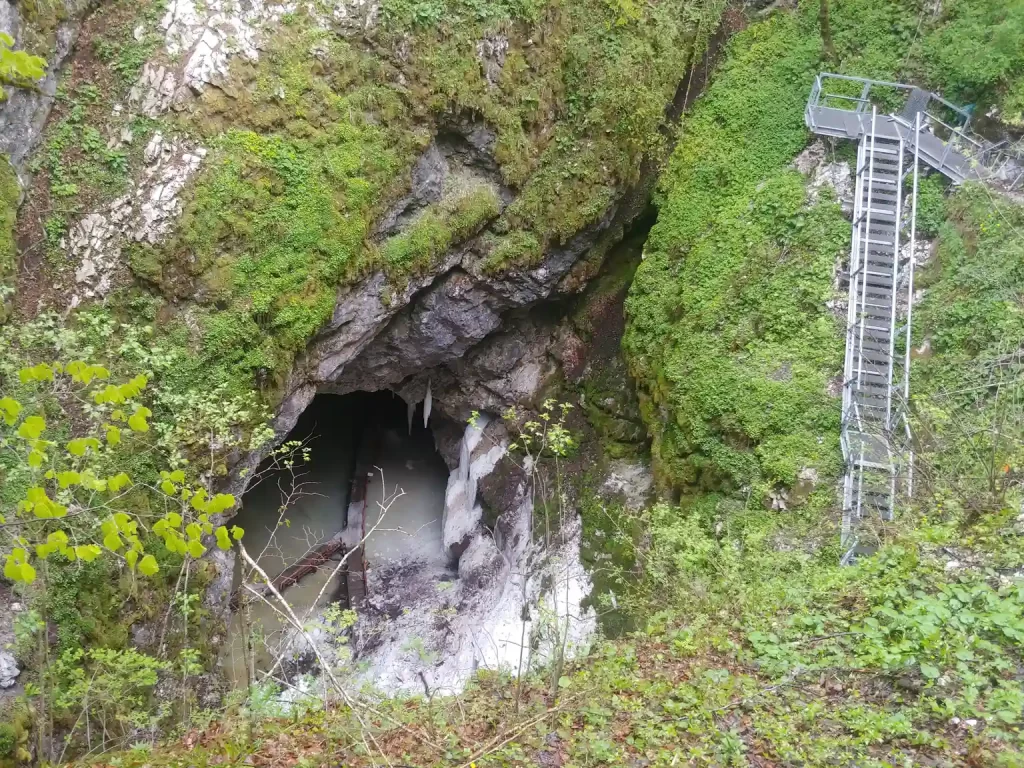 Jaskyňa Scarisoara. Najväčšia ľadová jaskyňa v Rumunsku