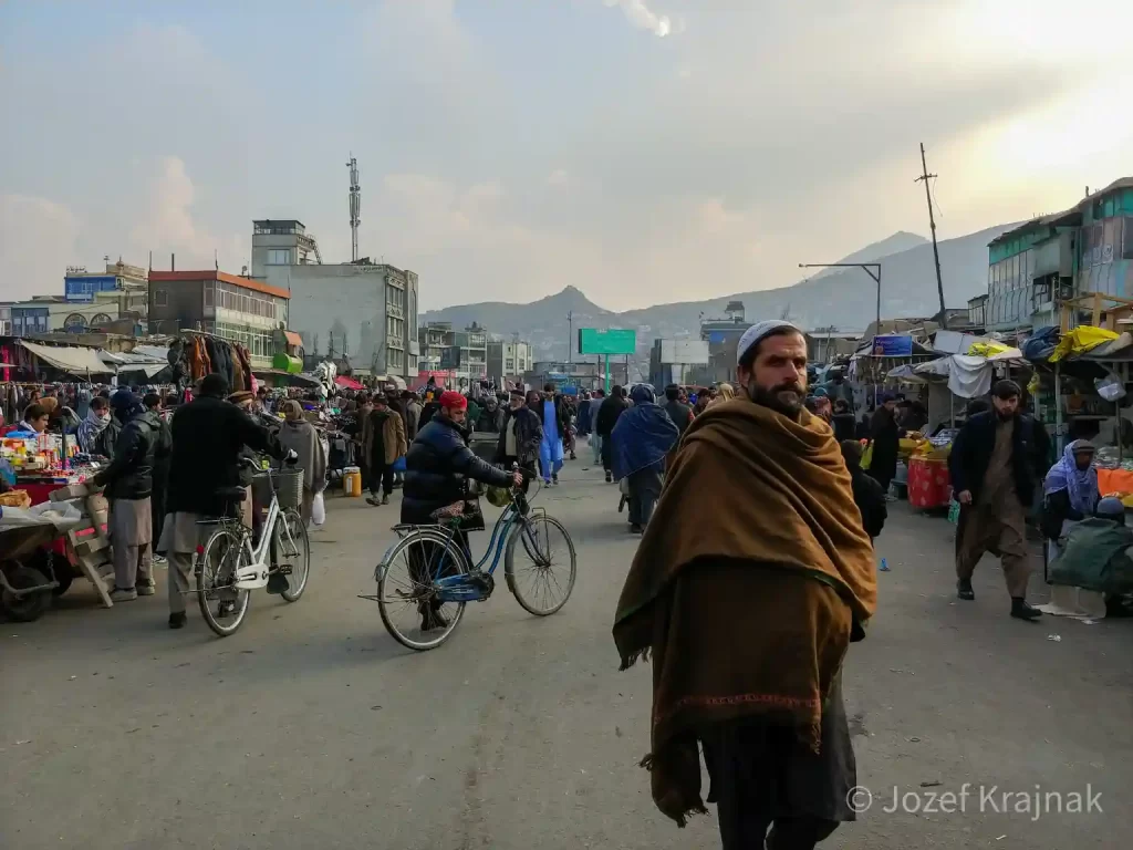 Rušná ulica bazáru v Kábule