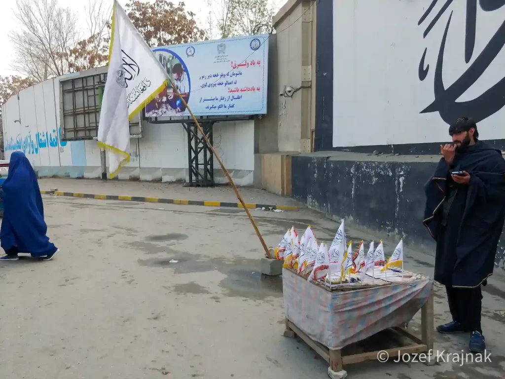Talib predáva vlajku Talibanu pred americkým veľvyslanectvom v Kábule v Afganistane.