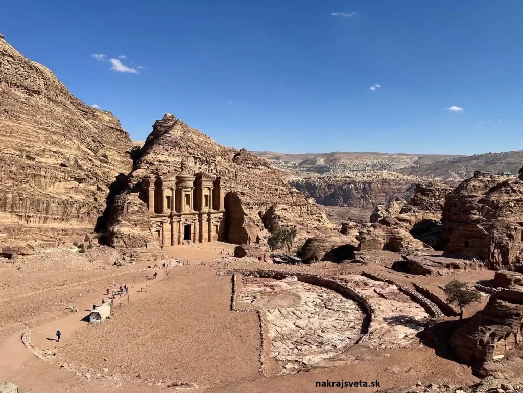 Cestovanie do Jordanska Petra ruiny chrám