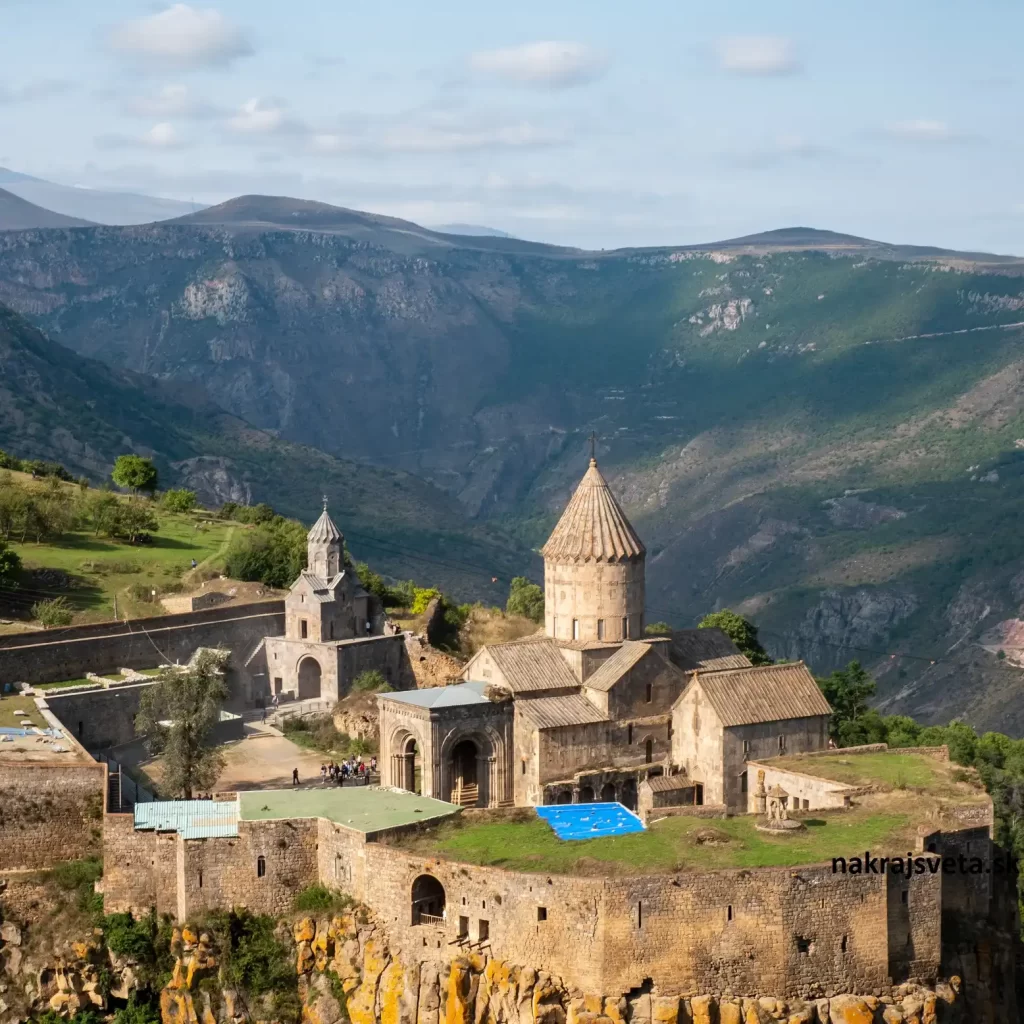 armensko-cestovanie-tatev-nakrajsveta